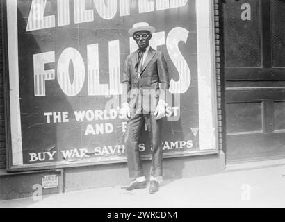 Cantor, photographie montre le chanteur Eddie Cantor (1892-1964) au visage noir devant un panneau d'affichage pour les Ziegfield Follies avec la déclaration "Buy War Saving stamps", entre 1917 et CA. 1920, négatifs en verre, 1 négatif : verre Banque D'Images