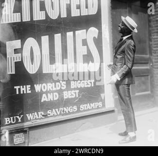 Cantor, photographie montre le chanteur Eddie Cantor (1892-1964) au visage noir devant un panneau d'affichage pour les Ziegfield Follies avec la déclaration "Buy War Saving stamps", entre 1917 et CA. 1920, négatifs en verre, 1 négatif : verre Banque D'Images