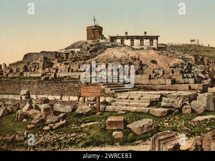 Sommet du Puy de Dôme et ruines du temple Mercure, Clermont-Ferrand, France, entre env. 1890 et env. 1900., Color, 1890-1900 Banque D'Images