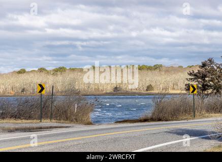 paysage avec nouvelle autoroute nord et étang de printemps froid Banque D'Images