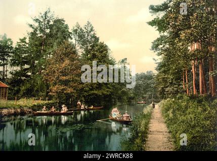 Canotage et pêche, Camberley, Angleterre, entre CA. 1890 et env. 1900., Angleterre, Camberley, couleur, 1890-1900 Banque D'Images