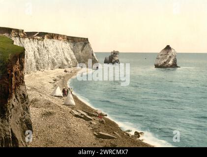 Freshwater Bay Arch and Stag Rocks, île de Wight, Angleterre, L'image montre les roches craies de Stag and Arch dans Freshwater Bay près de l'île de Wight. En 1992, Arch Rock est tombé dans la mer en raison de l'action constante des vagues et seule la base reste., entre env. 1890 et env. 1900., Angleterre, Île de Wight, couleur, 1890-1900 Banque D'Images