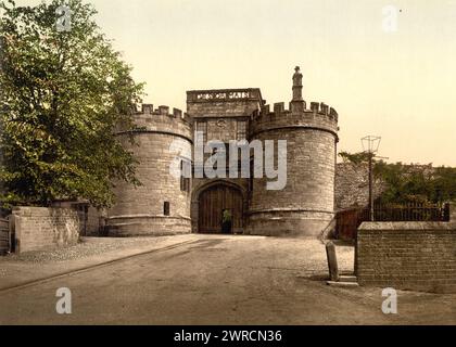 Château de Skipton, Gateway, Yorkshire, Angleterre, image montre le château médiéval de Skipton construit en 1090 à Skipton, North Yorkshire, Angleterre., entre CA. 1890 et env. 1900, Angleterre, Skipton, couleur, 1890-1900 Banque D'Images