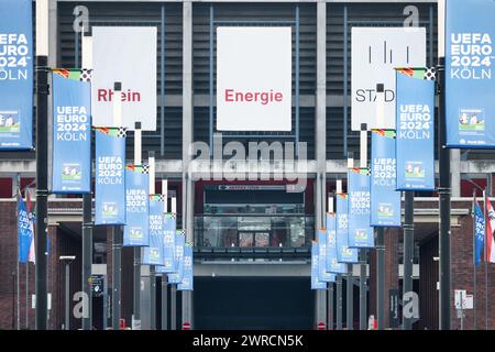 Cologne Allemagne 06 mars 2024 : de nombreux drapeaux de l'uefa euro 2024 cologne à l'entrée du stade rhein Energie de cologne Banque D'Images