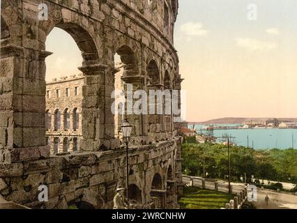 Pola, l'arène, avec vue sur la mer, Istrie, Austro-Hongrie, entre CA. 1890 et env. 1900., Color, 1890-1900 Banque D'Images