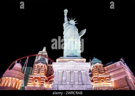 Las Vegas Boulevard Strip casino la nuit 2024 - Nevada City lumières des signes colorés et attractions touristiques près des casinos populaires jeux États-Unis Banque D'Images