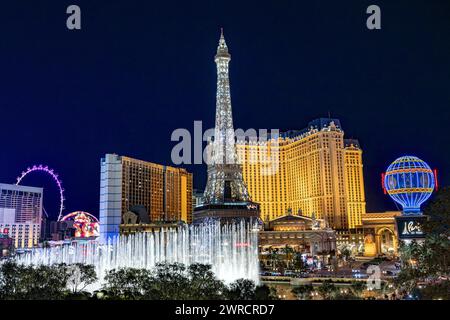 Las Vegas Boulevard Strip casino la nuit 2024 - Nevada City lumières des panneaux colorés et des attractions touristiques près des casinos populaires Banque D'Images