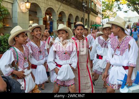 Oaxaca, Mexique - étudiants de Santa Maria Zacatepec dans le district de Putla à Oaxaca. Ils venaient de participer à un événement pour International Mother Banque D'Images