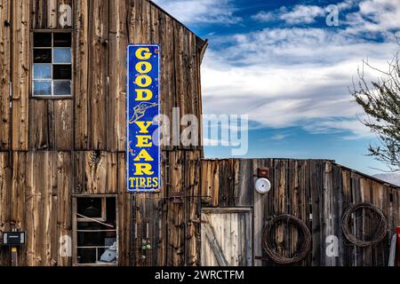 Old West Ghost Town - Nelson Nevada États-Unis vieux signe vintage bonne année et bâtiments antiques Eldorado Canyon & Techatticup mine Clark County USA Banque D'Images