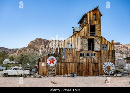 Old West Ghost Town - Nelson Nevada États-Unis ancien signe Texaco vintage sur un bâtiment antique Eldorado Canyon & Techatticup mine Clark County USA Banque D'Images