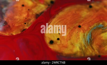 Paillettes bulles d'huile blob peinture rouge or eau Banque D'Images