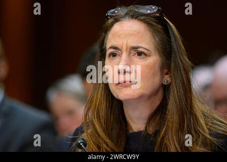 Washington, Vereinigte Staaten. 11 mars 2024. Avril Haines, directeur du renseignement national (DNI), témoigne lors de l'audience du Comité spécial du Sénat américain sur le renseignement pour examiner les menaces mondiales dans le bâtiment du bureau du Sénat Hart sur Capitol Hill à Washington, DC le lundi 11 mars 2024. Crédit : Ron Sachs/CNP/dpa/Alamy Live News Banque D'Images