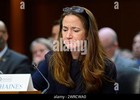 Washington, Vereinigte Staaten. 11 mars 2024. Avril Haines, directeur du renseignement national (DNI), témoigne lors de l'audience du Comité spécial du Sénat américain sur le renseignement pour examiner les menaces mondiales dans le bâtiment du bureau du Sénat Hart sur Capitol Hill à Washington, DC le lundi 11 mars 2024. Crédit : Ron Sachs/CNP/dpa/Alamy Live News Banque D'Images