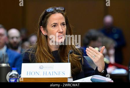 Washington, Vereinigte Staaten. 11 mars 2024. Avril Haines, directeur du renseignement national (DNI), témoigne lors de l'audience du Comité spécial du Sénat américain sur le renseignement pour examiner les menaces mondiales dans le bâtiment du bureau du Sénat Hart sur Capitol Hill à Washington, DC le lundi 11 mars 2024. Crédit : Ron Sachs/CNP/dpa/Alamy Live News Banque D'Images