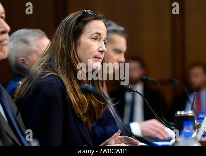 Washington, Vereinigte Staaten. 11 mars 2024. Avril Haines, directeur du renseignement national (DNI), témoigne lors de l'audience du Comité spécial du Sénat américain sur le renseignement pour examiner les menaces mondiales dans le bâtiment du bureau du Sénat Hart sur Capitol Hill à Washington, DC le lundi 11 mars 2024. Crédit : Ron Sachs/CNP/dpa/Alamy Live News Banque D'Images