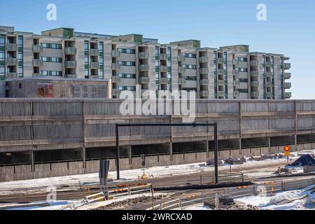 Architecture brutaliste du quartier résidentiel de Merihaka lors d'une journée ensoleillée d'hiver à Helsinki, Finlande Banque D'Images