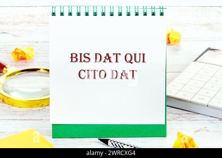 Bis dat qui cito dat il est traduit du latin comme celui qui donne deux fois est celui qui donne rapidement il est écrit sur un cahier debout Banque D'Images