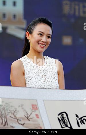 ZHENGZHOU, CHINE - AUGUST 17, 2013 - (FILE) L'actrice Zhang Ziyi assiste à un événement de célébration dans une propriété de Zhengzhou, province du Henan, Chine, le 1er août Banque D'Images