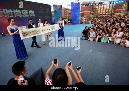 ZHENGZHOU, CHINE - AUGUST 17, 2013 - (FILE) L'actrice Zhang Ziyi assiste à un événement de célébration dans une propriété de Zhengzhou, province du Henan, Chine, le 1er août Banque D'Images