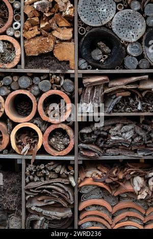 Un gros plan d'un mélange d'articles en bois, en poterie et en carton dans un hôtel d'insectes Banque D'Images