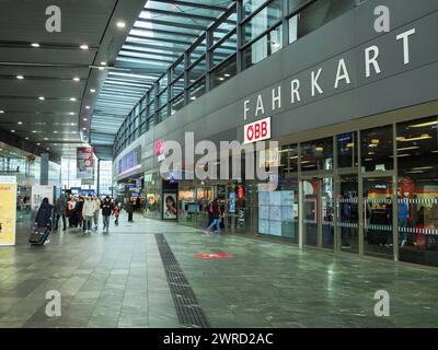 Vienne, Autriche. 25 février 2024. L'intérieur de la gare centrale de Vienne, sur la droite se trouve la zone de vente de billets. (Photo par Igor Golovniov/SOPA images/SIPA USA) crédit : SIPA USA/Alamy Live News Banque D'Images