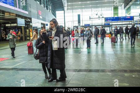 Vienne, Autriche. 25 février 2024. Passagers vus dans le hall principal de la gare centrale de Vienne. (Photo par Igor Golovniov/SOPA images/SIPA USA) crédit : SIPA USA/Alamy Live News Banque D'Images