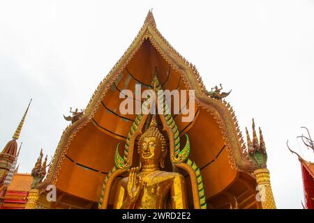 Kanchanaburi, Thaïlande, août 25 2020 : Wat Tham Suea - un Bouddha de 18 mètres de haut construit en 1973 est le centre de ce temple bien connu sur une colline. Banque D'Images