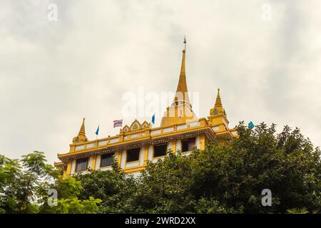 Majesté de la montagne dorée : Temple Saket, Bangkok - Une vue imprenable depuis le château de Métal Banque D'Images