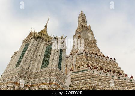 Chedi et géant ou Yak Wat Arun à Phra Prang, Wat Arun, temple Arun Bangkok Thaïlande. Banque D'Images