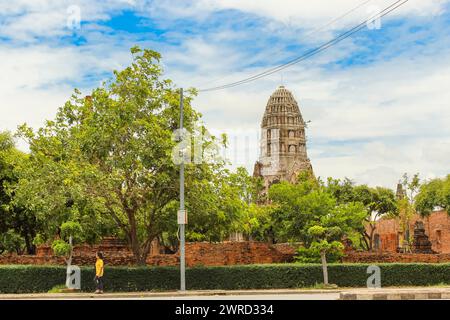 Wat Ratchaburana - l'un des temples les plus frappants sur un tour Ayutthaya en Thaïlande, ciel bleu avec espace de copie pour le texte Banque D'Images