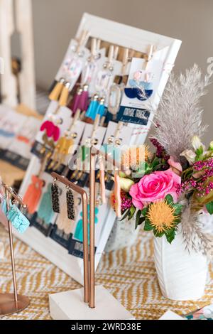 Un gros plan de divers produits faits maison à un étal de marché Banque D'Images