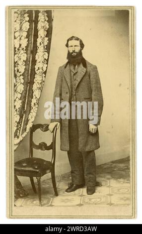 Carte de visite de l'époque victorienne originale (carte de visite ou CDV) de l'homme américain, longue barbe, par le studio photographique de D. A. Simons, 27 & 28 Smyths Block, Manchester, New Hampshire, U.S.A. Circa 1860's.. Banque D'Images