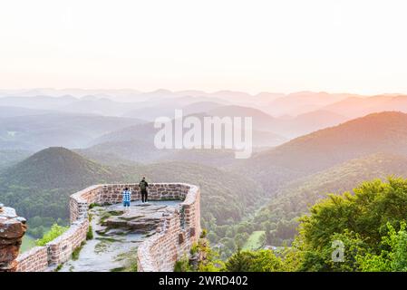Lever de soleil lumineux sur les ruines du château de Wegelnburg et la forêt du Palatinat, Rhénanie-Palatinat, Allemagne Banque D'Images