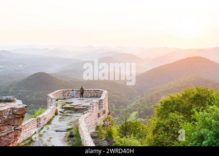 Lever de soleil lumineux sur les ruines du château de Wegelnburg et la forêt du Palatinat, Rhénanie-Palatinat, Allemagne Banque D'Images