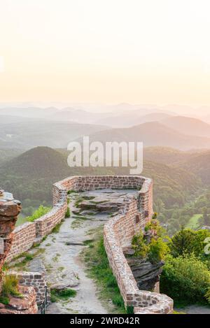 Lever de soleil lumineux sur les ruines du château de Wegelnburg et la forêt du Palatinat, Rhénanie-Palatinat, Allemagne Banque D'Images