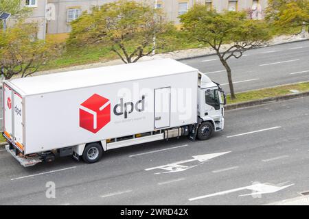 Lisbonne, Portugal le 11 mars 2024, véhicule de location lourd de la société DPD Portugal dédié au ramassage et à la livraison de colis Banque D'Images