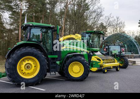 12 mars 2024, Brandebourg, Krausnick-Groß Wasserburg : de grands équipements agricoles se trouvent devant le lieu de la 14e Journée nationale des agriculteurs de l'Association nationale des agriculteurs du Brandebourg. La conférence des agriculteurs de l'État élira un nouveau comité exécutif et discutera de la viabilité future de la profession agricole avec les représentants de toutes les factions du parti au parlement de l'État de Brandebourg. Photo : Frank Hammerschmidt/dpa Banque D'Images