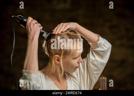 La femme coupe complètement ses cheveux. Bannière, place pour le texte. Préparation pour la chimiothérapie. Banque D'Images