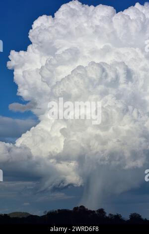 Nuages de pluie et fond texturé de ciel noir. Danger nuage de tempête, nuage noir et orage, ciel sombre et nuages de mouvement avant la pluie. Banque D'Images