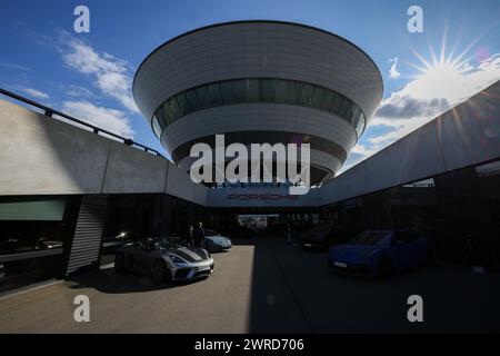 Leipzig, Allemagne. 11 mars 2024. Le soleil brille derrière le Porsche Customer Center de l'usine de Leipzig. Le constructeur de véhicules sportifs et tout-terrain Porsche publie mardi 12 mars ses chiffres d'affaires de l'année écoulée à l'usine Porsche de Leipzig. Crédit : Jan Woitas/dpa/Alamy Live News Banque D'Images