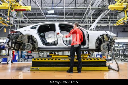 Leipzig, Allemagne. 11 mars 2024. Un employé assemble une Porsche Panamera à l'usine de Leipzig. Le constructeur de véhicules sportifs et tout-terrain Porsche publiera ses chiffres d'affaires de l'année écoulée mardi 12 mars à l'usine Porsche de Leipzig. Crédit : Jan Woitas/dpa/Alamy Live News Banque D'Images