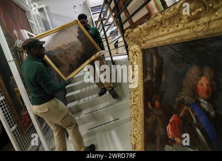 (240312) -- VERSAILLES, 12 mars 2024 (Xinhua) -- des membres du personnel préparent une exposition au Château de Versailles à Paris, France, le 11 mars 2024. Pour célébrer le 60ème anniversaire de l’établissement des relations diplomatiques entre la France et la Chine, le château de Versailles de France et le musée du Palais de Chine organiseront conjointement une exposition d’avril à juin au musée du Palais de Pékin, qui montrera l'histoire des échanges entre les deux pays. Ces derniers jours, plus de 70 expositions à transférer à Pékin sont emballées au château de Versailles. (Xinhua/Gao Jing) Banque D'Images