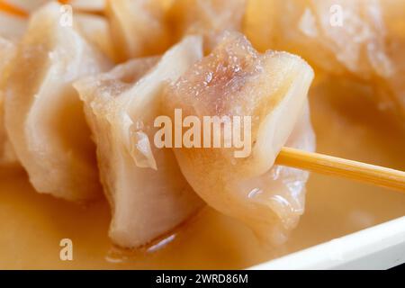 Brochette de tendon de bœuf Gyusuji oden - une nourriture japonaise populaire Banque D'Images