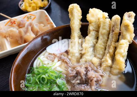 NIKU gobo TEN udon ou nikugobotenudon - une nouille japonaise habituellement servie avec du bœuf et de la bardane frite servis populairement à Fukuoka, au Japon Banque D'Images