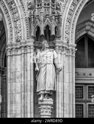 Une photo en noir et blanc du majestueux bâtiment du Parlement hongrois à Budapest. Banque D'Images