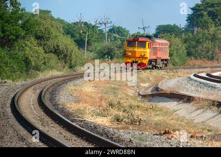 Vieux train jaune et orange Diesel locomotives électriques sur les voies déplace la Thaïlande Banque D'Images