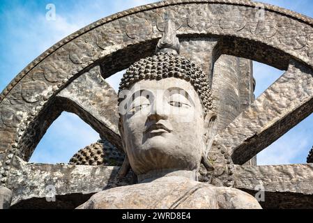 Statue de Bouddha bénissant avec Saint au temple Wat Tham Krabok ou Thamkrabok en plein air à Phra Phutthabat à Saraburi Thaïlande Banque D'Images