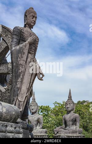 Statue de Bouddha bénissant avec Saint au temple Wat Tham Krabok ou Thamkrabok en plein air à Phra Phutthabat à Saraburi Thaïlande Banque D'Images