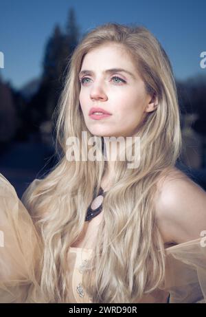 Jolie dame en vêtements de soirée posant dans le jardin du château de nuit Banque D'Images