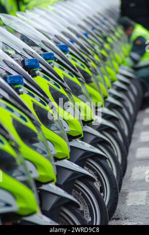 Focus sélectif, de nombreuses motos alignées par la Guardia civil de Trafico (police de la circulation). Espagne Banque D'Images